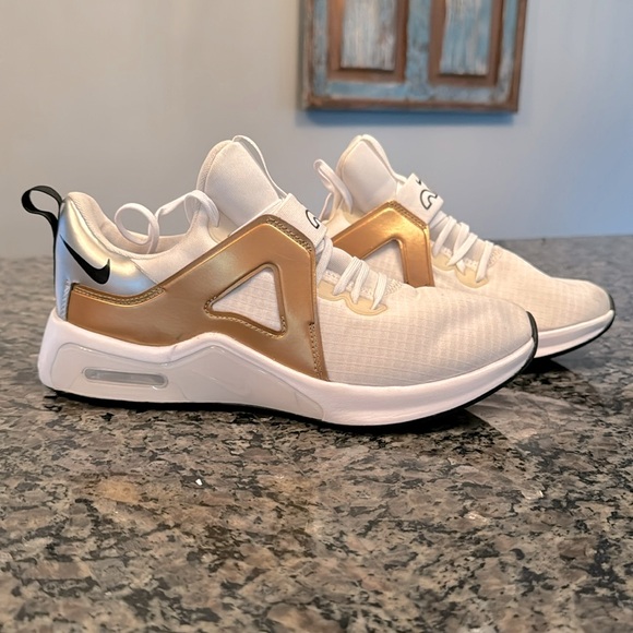 Nike Shoes - Nike air Max Bella size 8